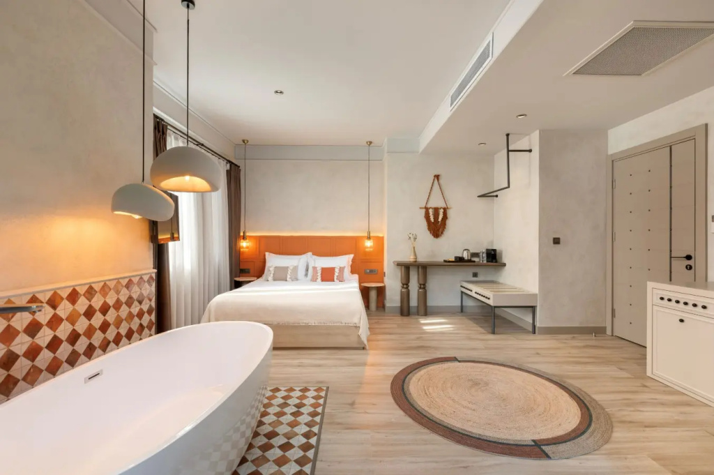 Suite with Bathtub