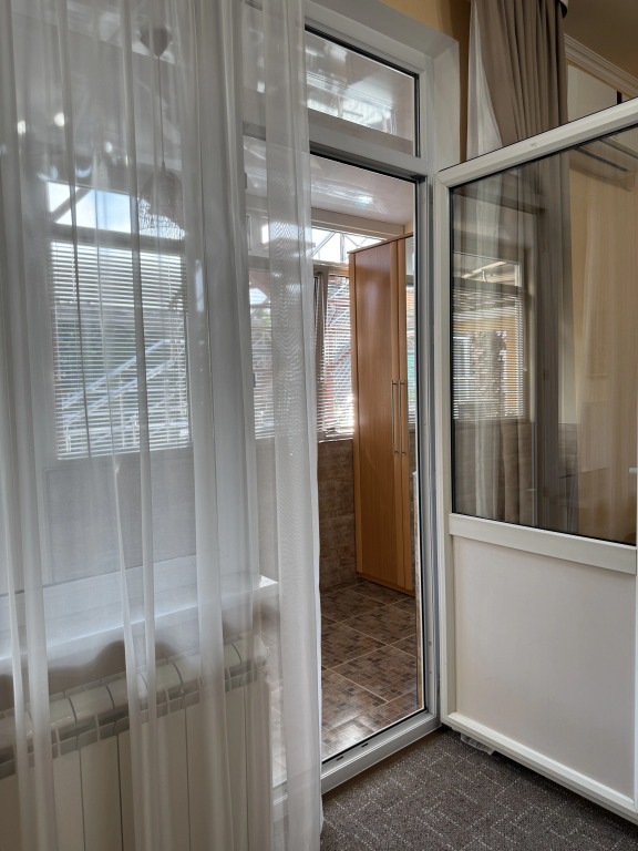 Двухместный семейный полулюкс с балконом и с видом на внутренний двор двуспальная кровать в Нартон