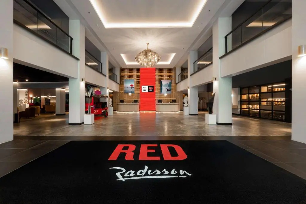 Отель Radisson RED Phuket Patong Beach — фото
