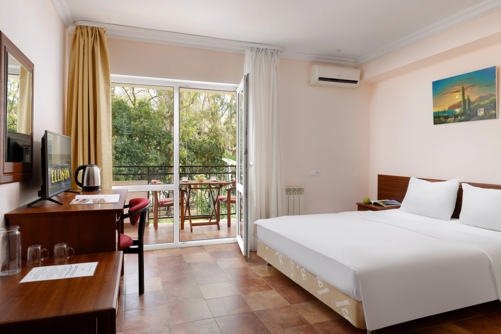 Standard Double room with balcony (full double bed)