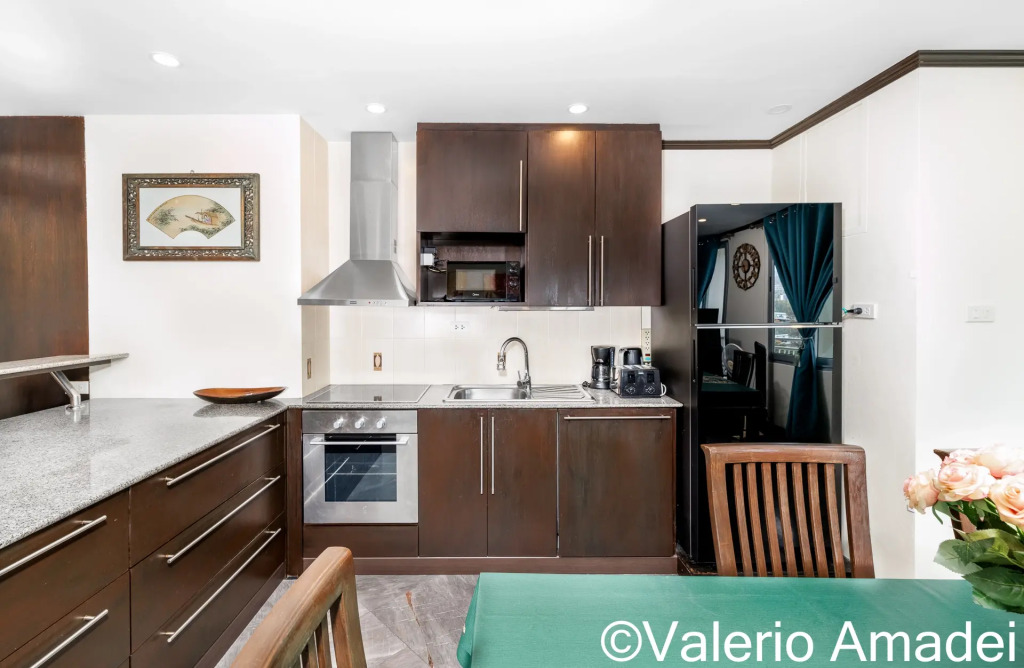 Трёхместный номер Standard с балконом и с красивым видом из окна в Апартаменты OMNIA  Phuket - Waterfront Karon