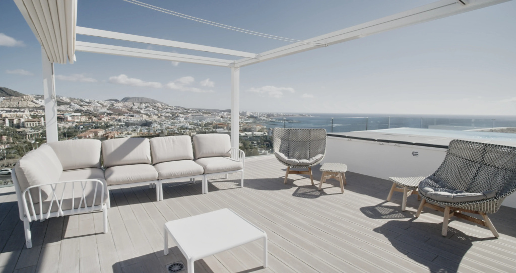 3 Bedrooms Extra Large Room Elegance Infinity Suite with partial sea view