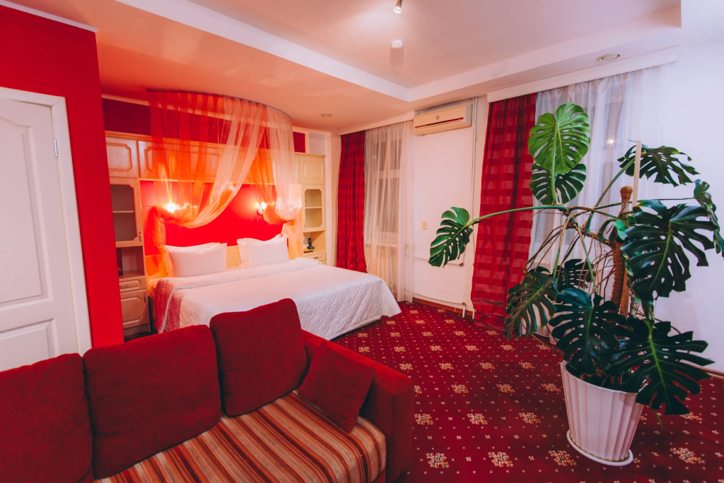 Aleksandr Haus Hotel Room Type - Themed Double Junior Suite with city view full double bed