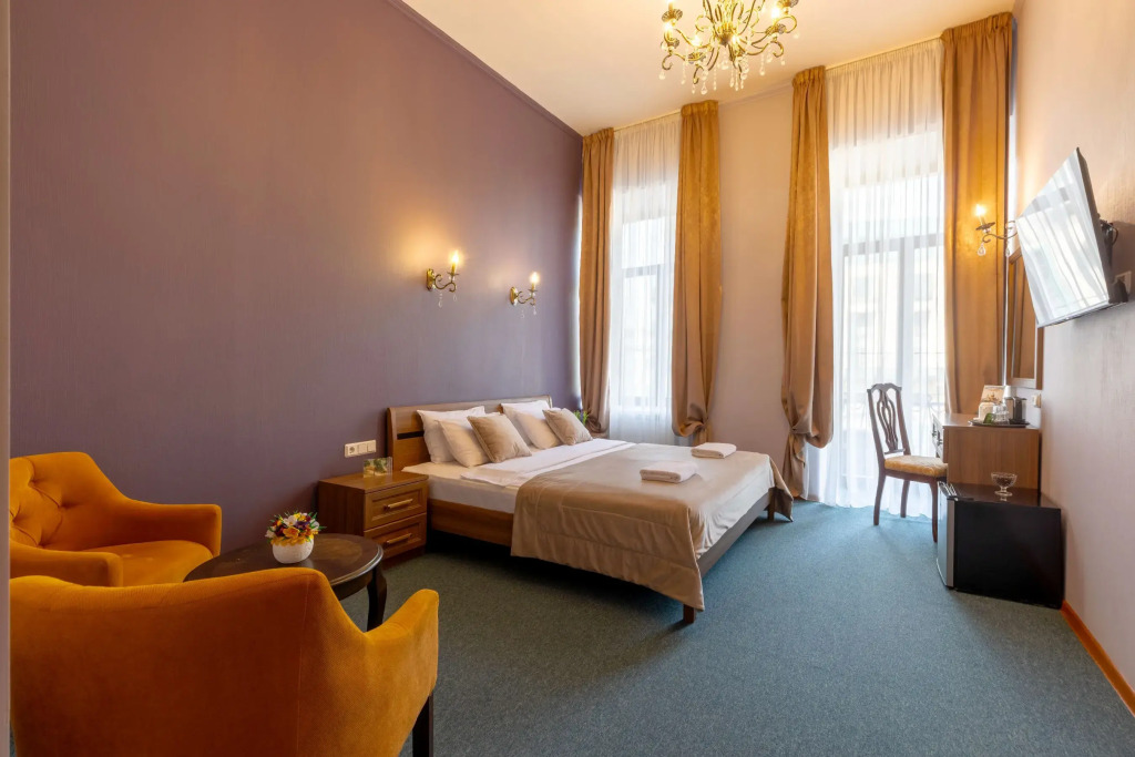 Соло на набережной реки Мойки 82