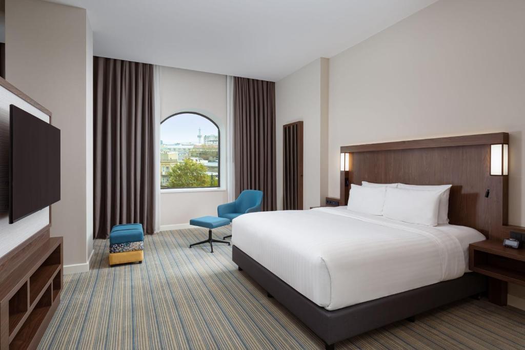 Двухместный полулюкс с видом на сад двуспальная кровать в Отель Courtyard by Marriott Baku