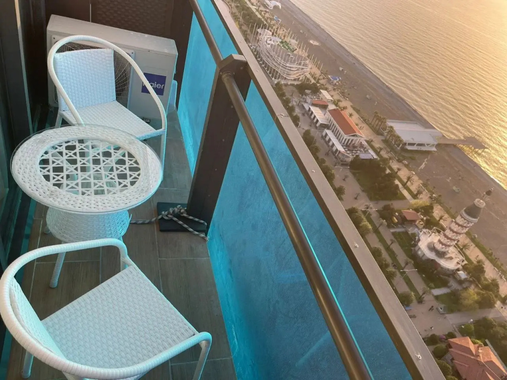 Prekrasnye S Vidom Na More S 34 Etazha Apartments