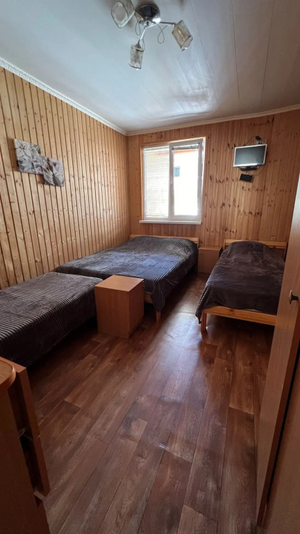 Коттедж c 1 комнатой с балконом и с красивым видом из окна в Нэла