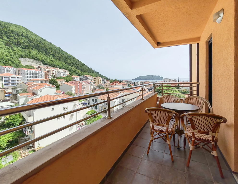 Sunny Three Bedroom Flat