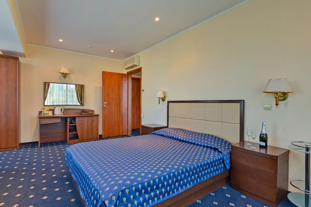 Aeropolis Hotel Room Type - Double Suite full double bed