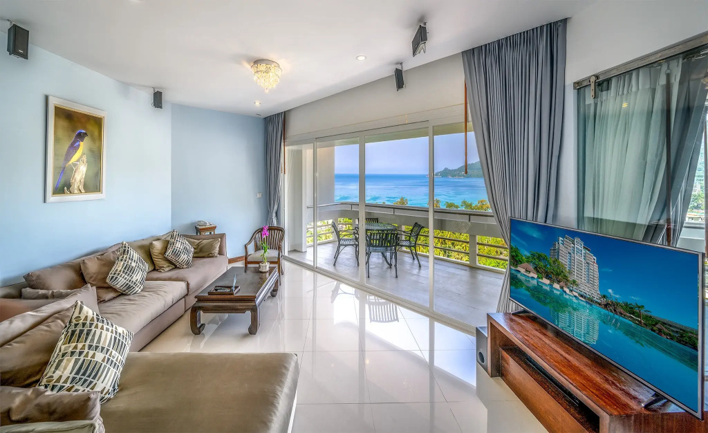 Четырёхместный люкс Royal с балконом и с видом на море в Andaman Beach Suites Hotel