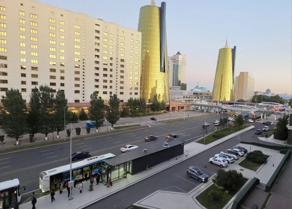 421 Baiterek 3h Komnatnye na 8 Gostey s 2mya Sanuzlami Apartment