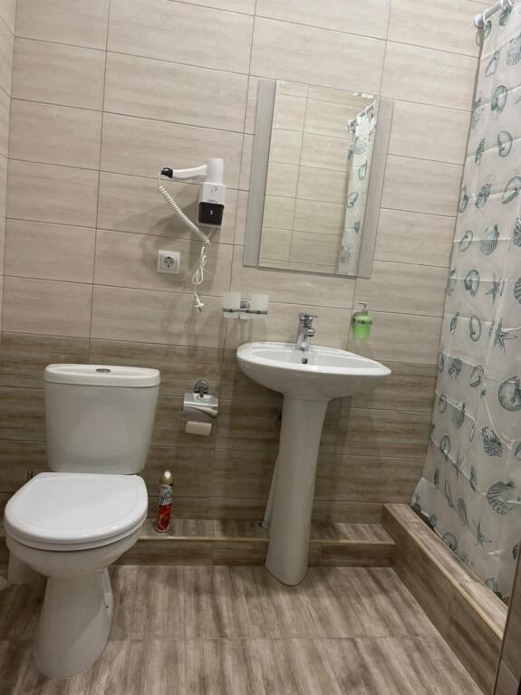 Трёхместный номер Deluxe с балконом и с красивым видом из окна в Артика