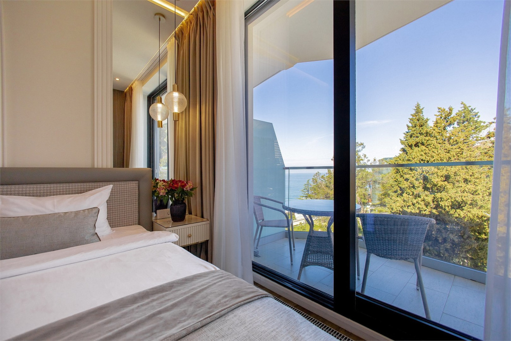 Luchezarny Rezort Resort Hotel Room Type - Deluxe Double room with balcony and with park view full double bed