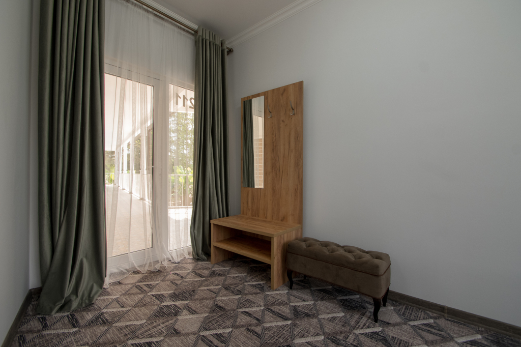 Шестиместный семейный люкс с балконом и с красивым видом из окна в Rodnik village&SPA