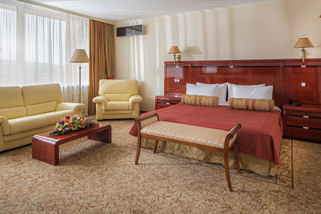 Double Junior Suite with balcony and with lake view (full double bed)
