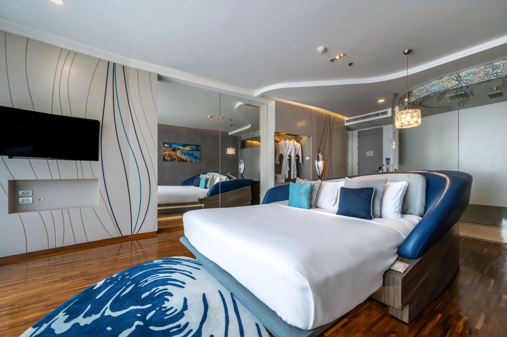 Deluxe Double room with pool view (full double bed)