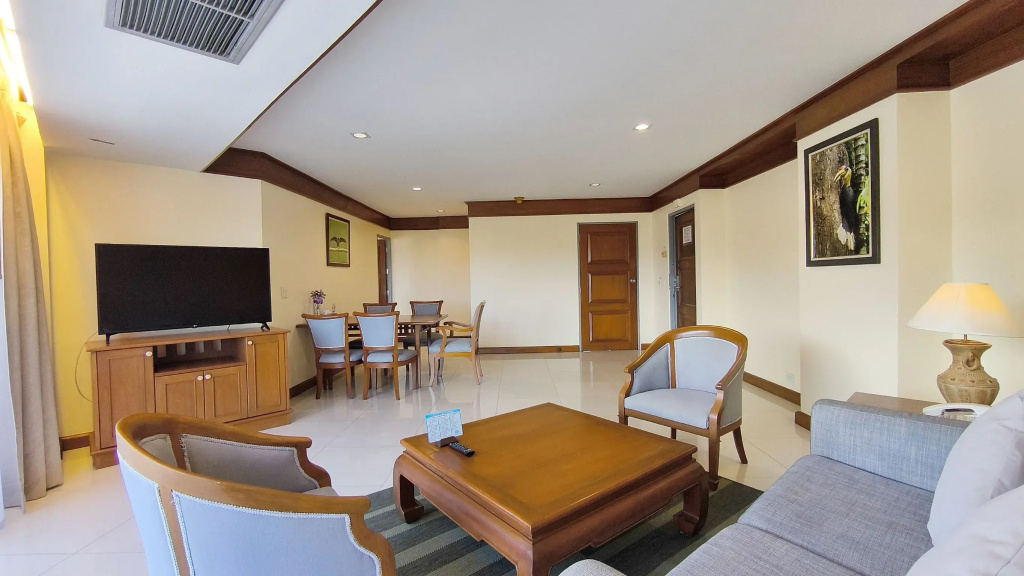 Четырёхместный люкс семейный с балконом в Andaman Beach Suites Hotel