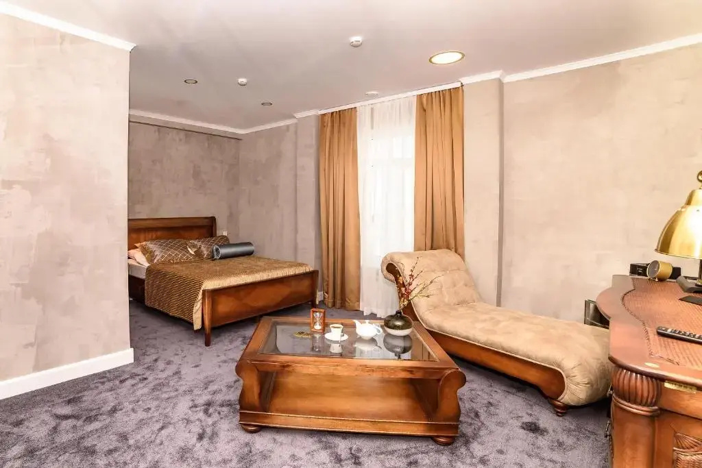 Diamond Hotel Room Type - Double Junior Suite full double bed