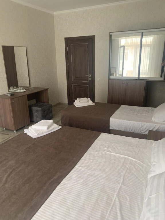 Люкс Luxury с 2 комнатами с балконом и с красивым видом из окна в Артика
