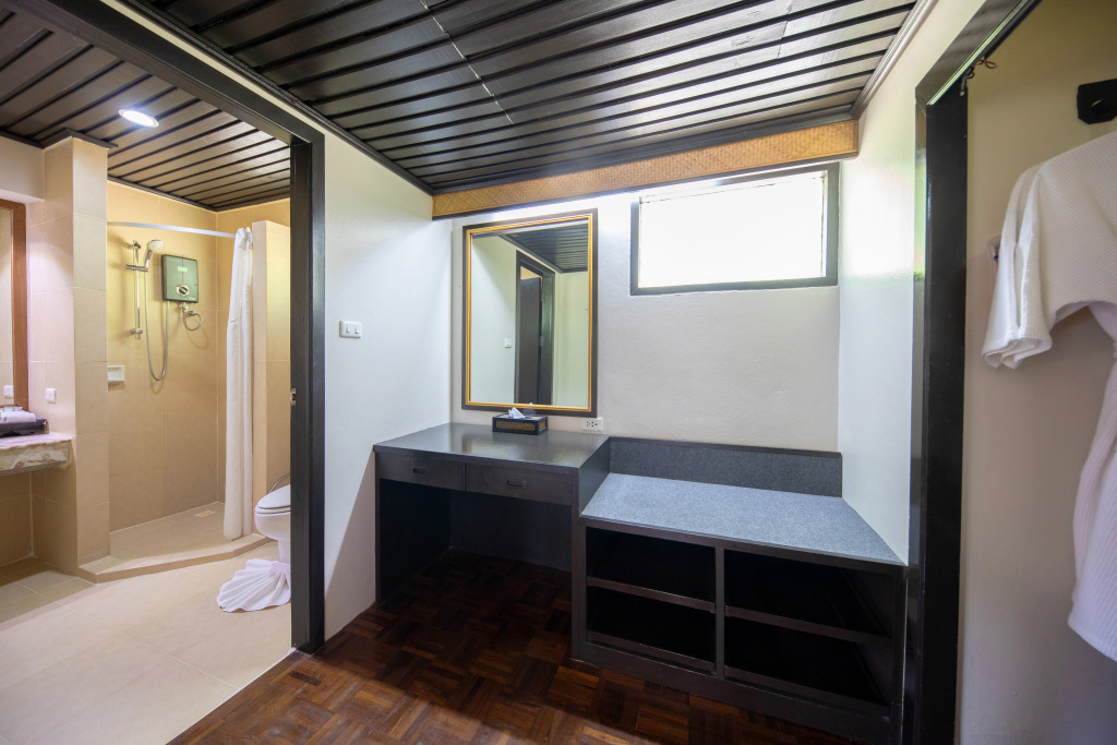 Двухместное бунгало Superior с балконом двуспальная кровать в Phi Phi Holiday Resort – SHA Extra Plus