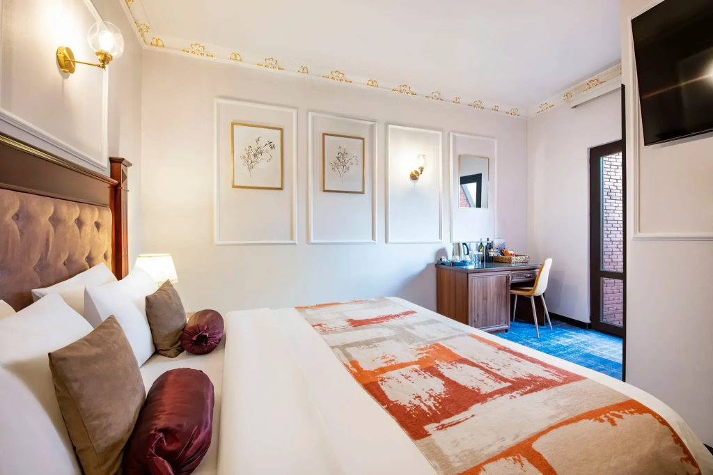 Superior Double room with balcony (full double bed)