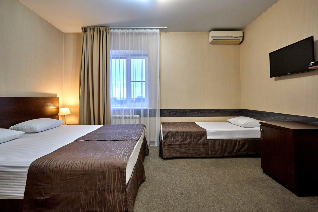Standard Triple room with courtyard view