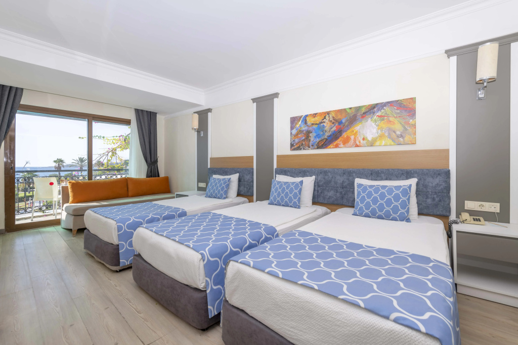Standard Single room with balcony and with partial sea view