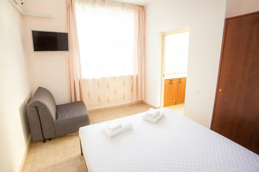 Basic with kitchenette Double room (full double bed)