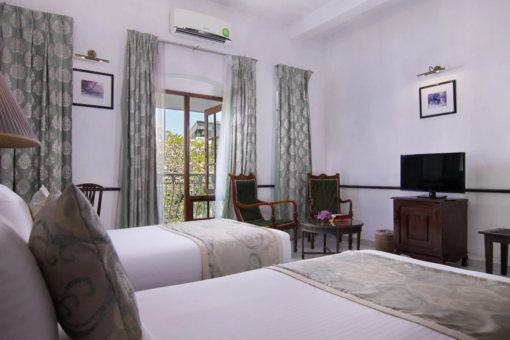 Superior Double room with pool view (full double bed)