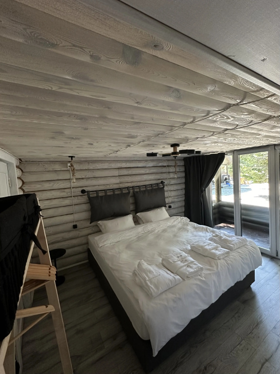 2 Bedrooms Standard Family room with courtyard view
