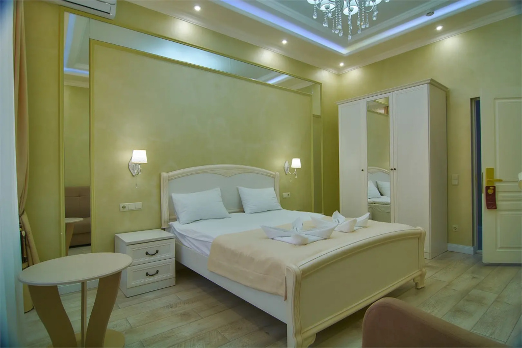 Large Double room (full double bed)