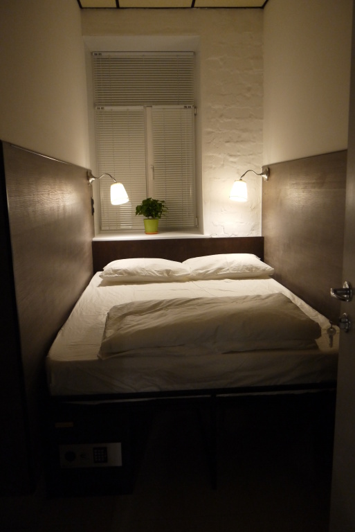 Stereo Hostel Room Type - Economy Double room full double bed
