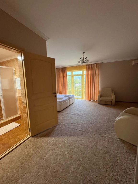 Трёхместный номер Superior с балконом и с красивым видом из окна в Папа