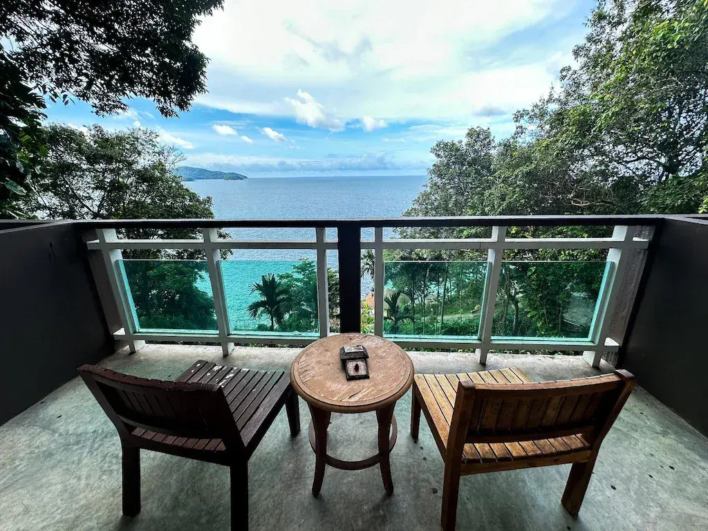 Двухместный номер Romantic Deluxe с балконом и с видом на море двуспальная кровать в Отель Secret Cliff Resort Phuket