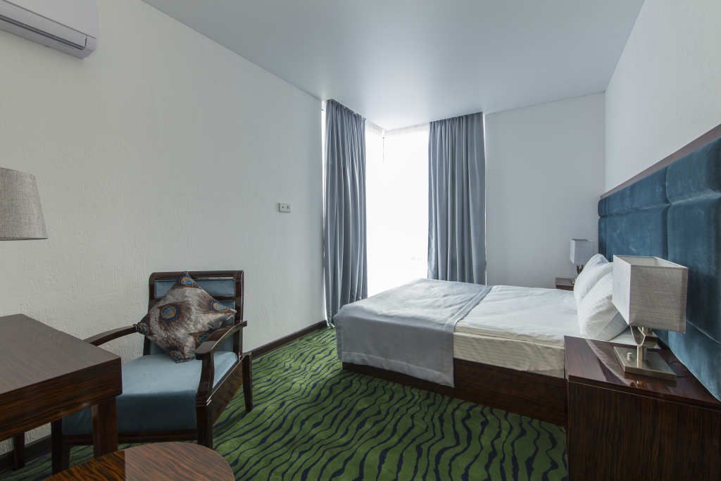 Люкс с 2 комнатами с балконом и с красивым видом из окна в Sunrise Garden Hotel