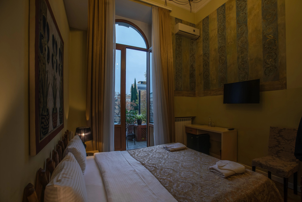 Comfort Double room with balcony and with city view (full double bed)
