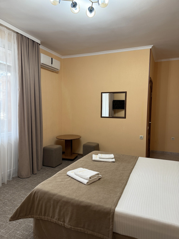 Двухместный семейный полулюкс с балконом и с видом на внутренний двор двуспальная кровать в Нартон