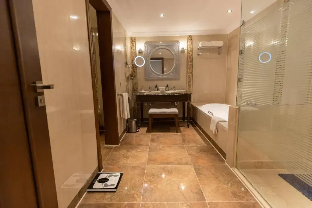 Люкс Posh Club Pool с балконом в Sunrise Crystal Bay Resort