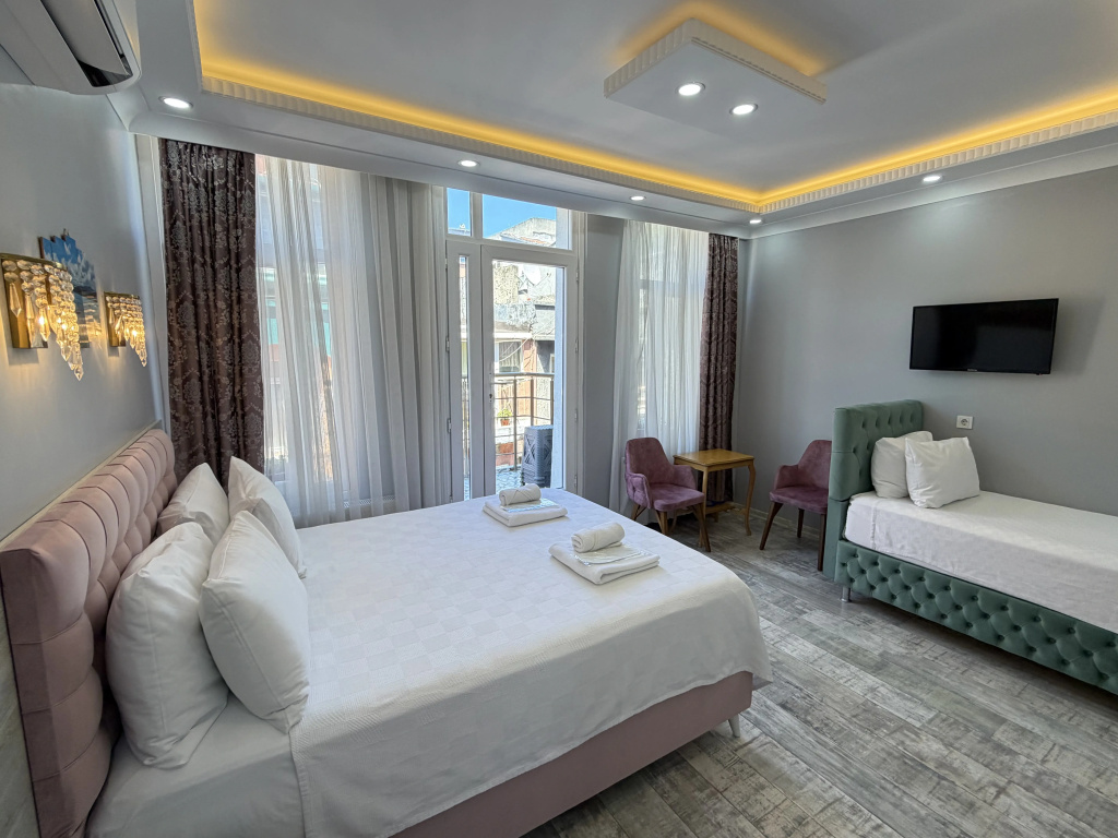 Deluxe Triple room with balcony and with city view