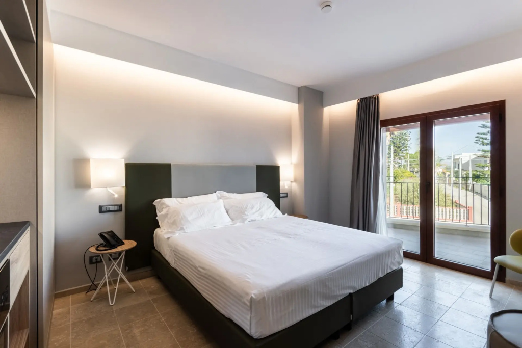 Superior room with balcony and with city view
