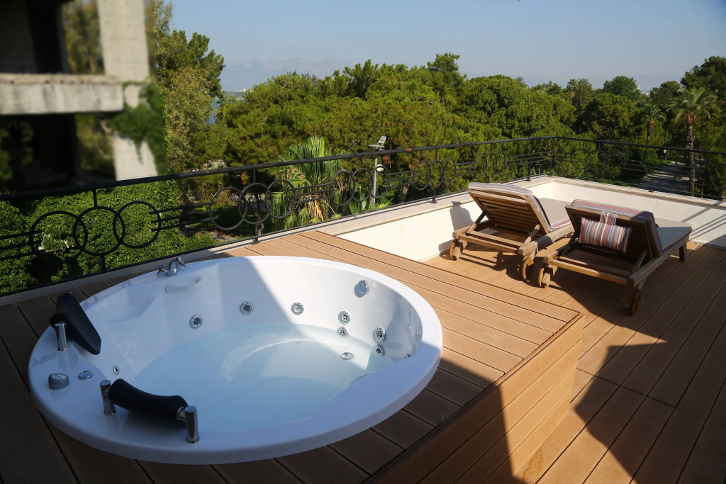 With Jacuzzi Double Suite with balcony and beachfront (full double bed)