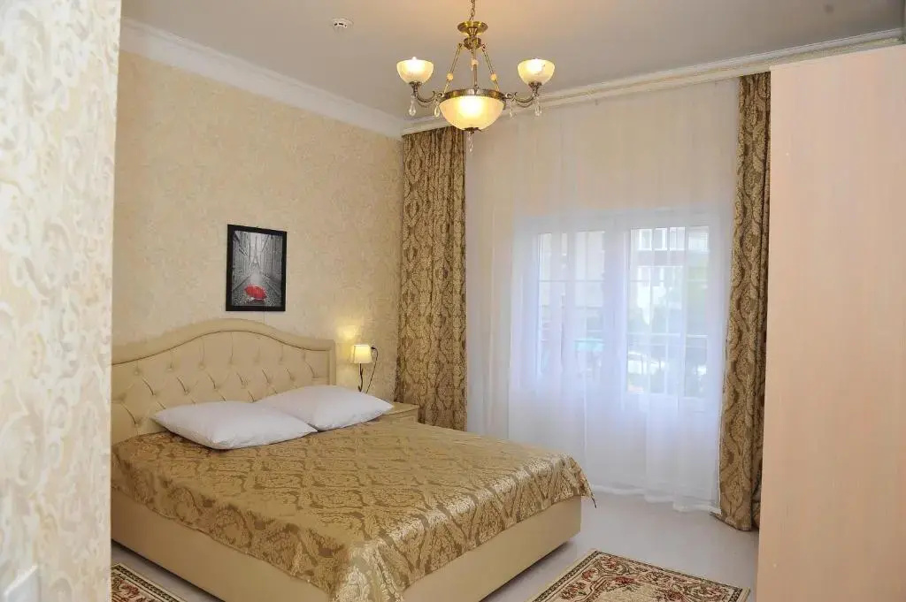 Suite with balcony and with city view