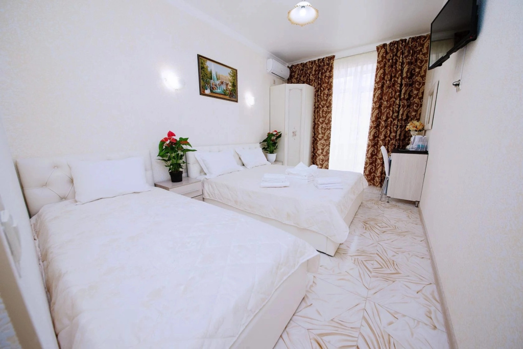 Standard Plus Triple room with balcony