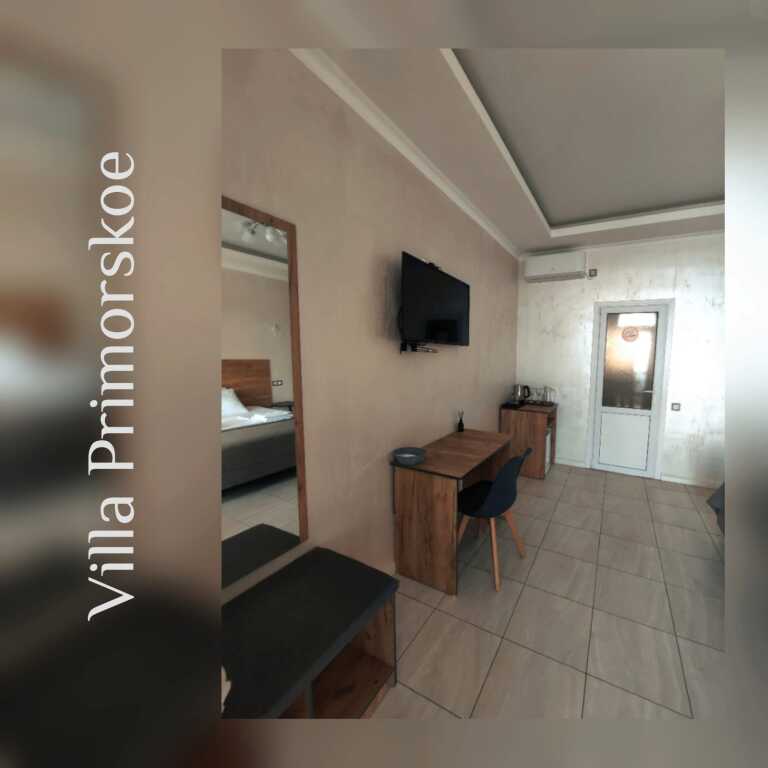 Трёхместный номер Superior с балконом и с красивым видом из окна в Villa Primorskое