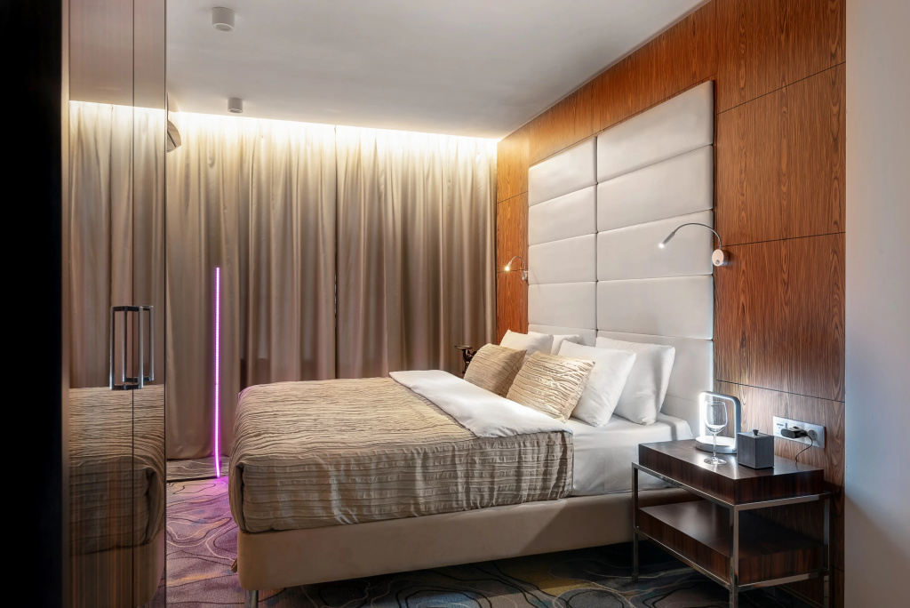 V Hotel&Rooftop Lounge Hotel Room Type - Standard Double room with city view twin beds