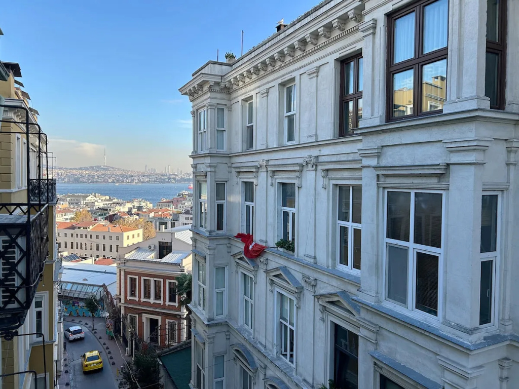 Right Hand to Galata Tower, Left Hand to Bosphorus