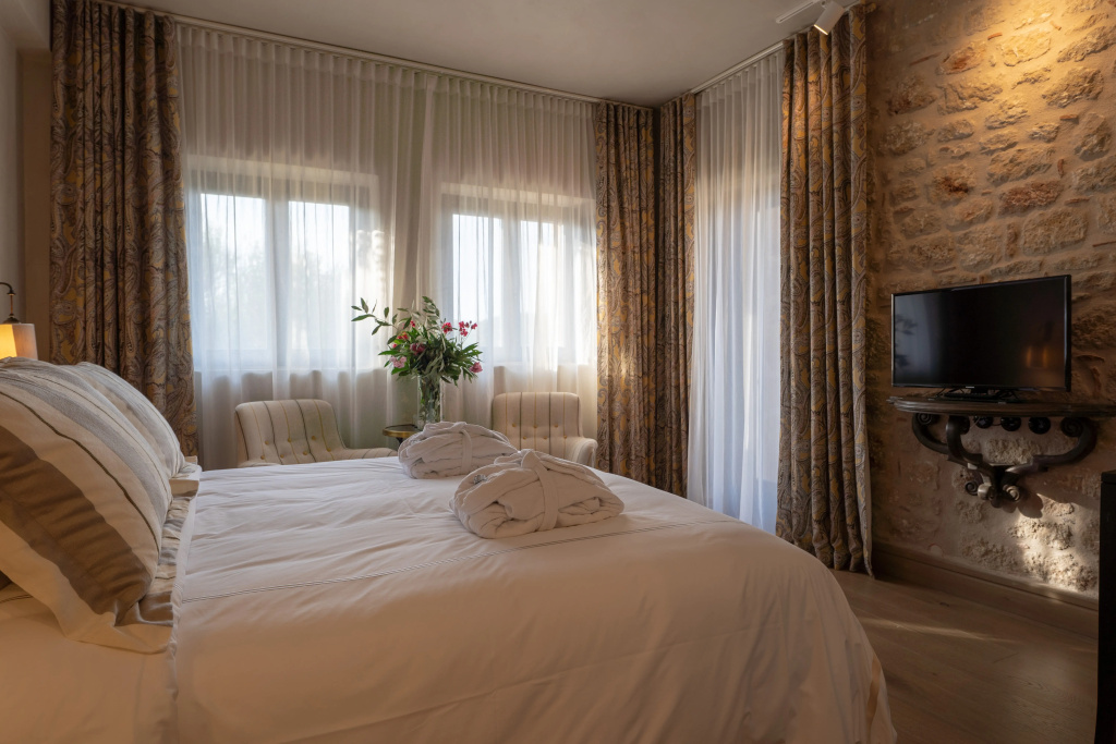 Deluxe room with balcony and with view