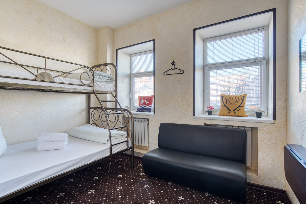 Hotel Winterfell Novokuznetskaya Room Type - Superior Triple (1 Bunk Bed) room