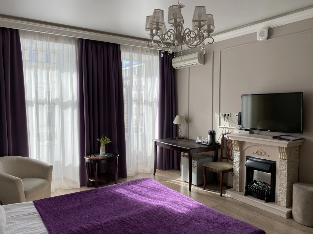 Deluxe Double room with city view (full double bed)