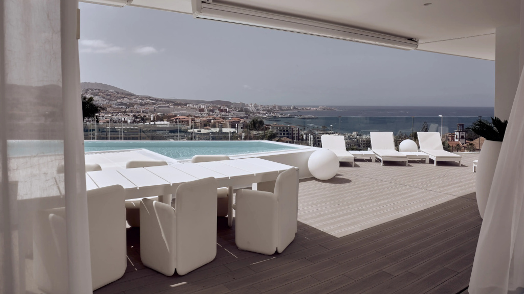 3 Bedrooms Extra Large Room Harmony Infinity Suite with partial sea view